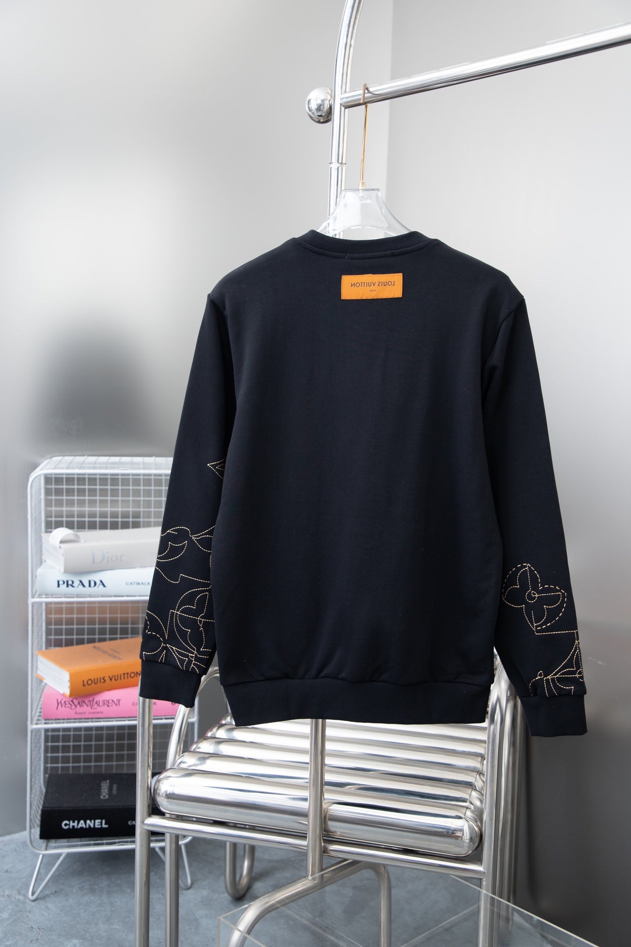 xh-Black line pattern sweatshirt