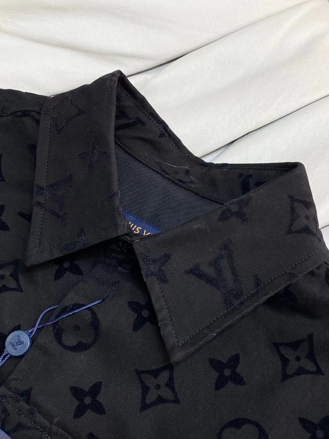 Versatile velvet shirt jacket with engraved logo