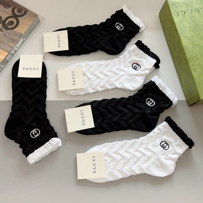 Ruffle embroidered socks