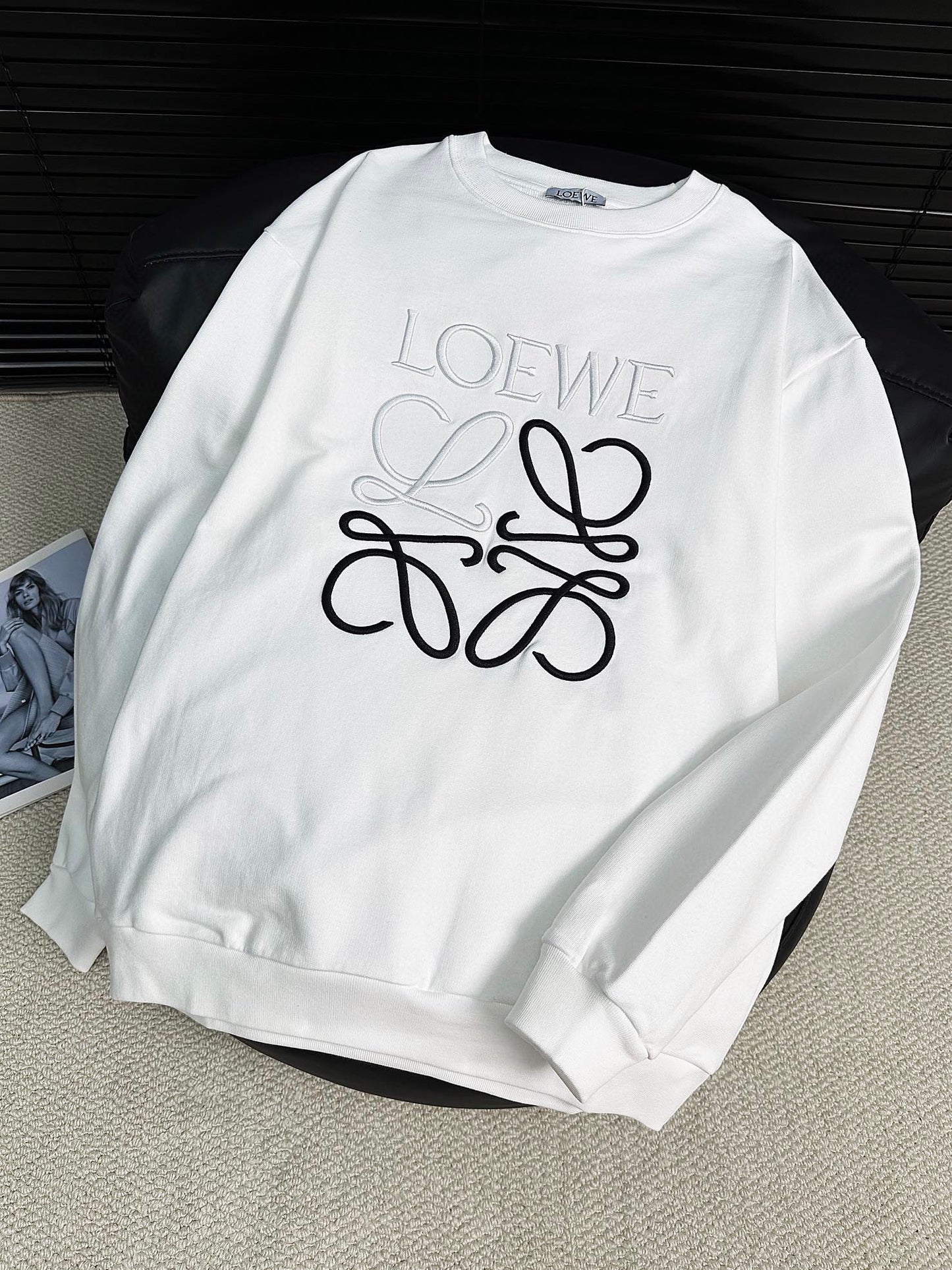 Lettering embroidered crew neck sweatshirt