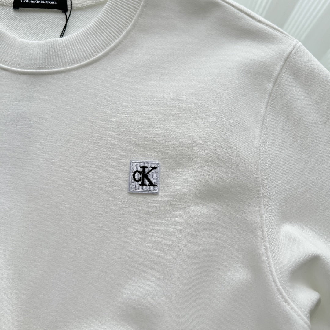 Chest letter patch small logo round neck sweatshirt