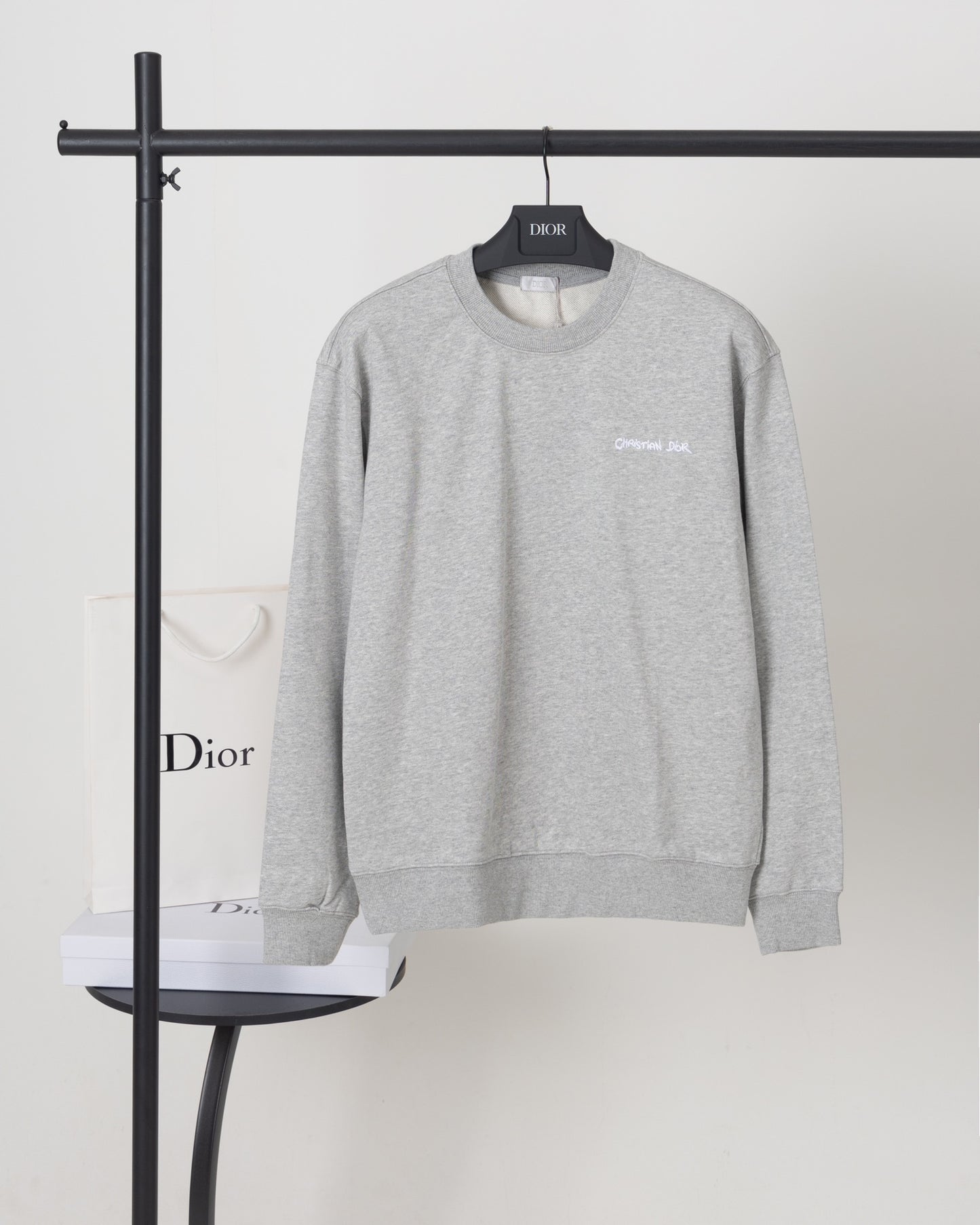 Badge embroidered crew neck sweatshirt