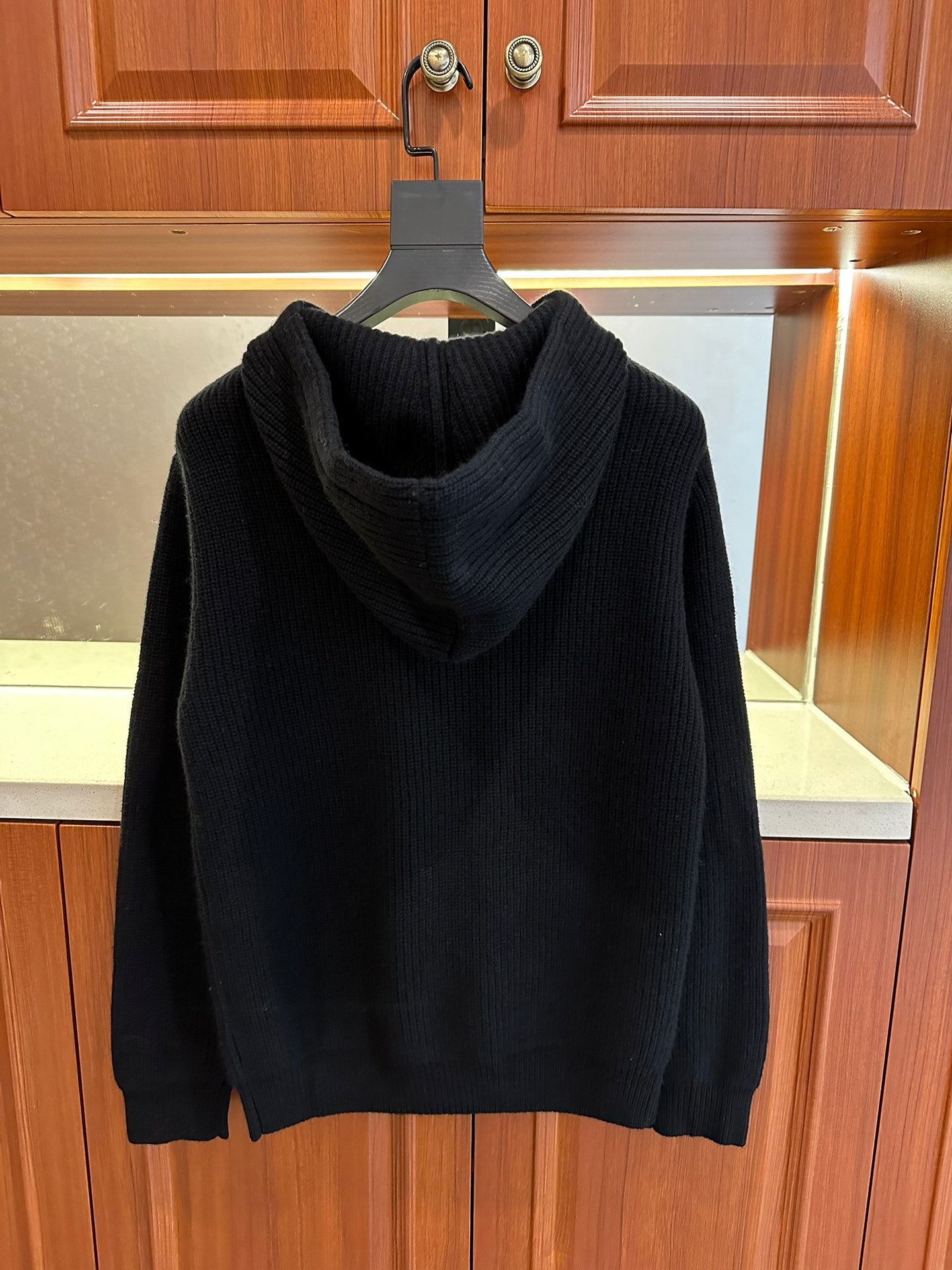 The latest autumn and winter styles are on sale at the same time. Hooded knitted sweaters